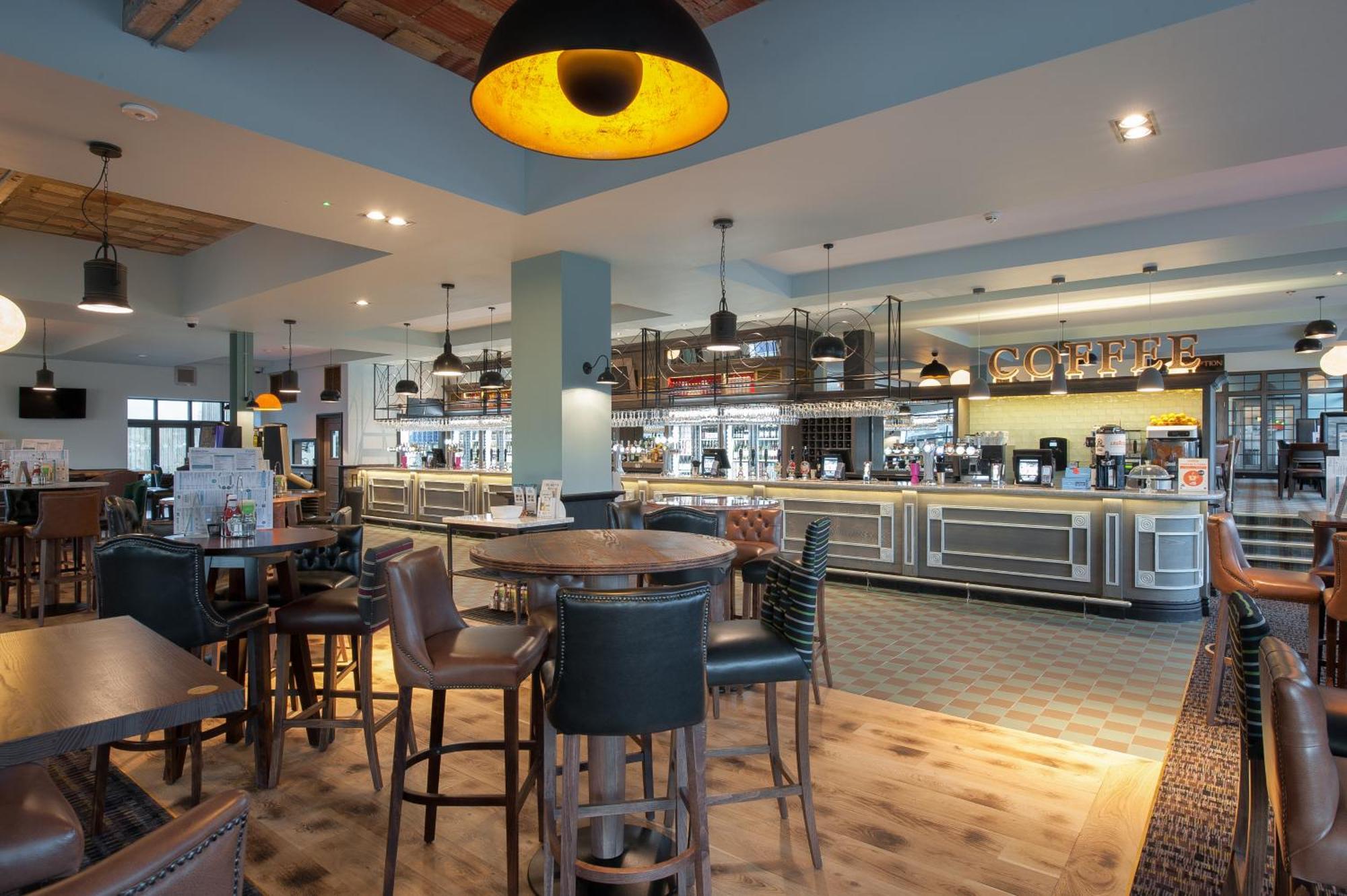 The Saxon Crown Wetherspoon Corby Extérieur photo